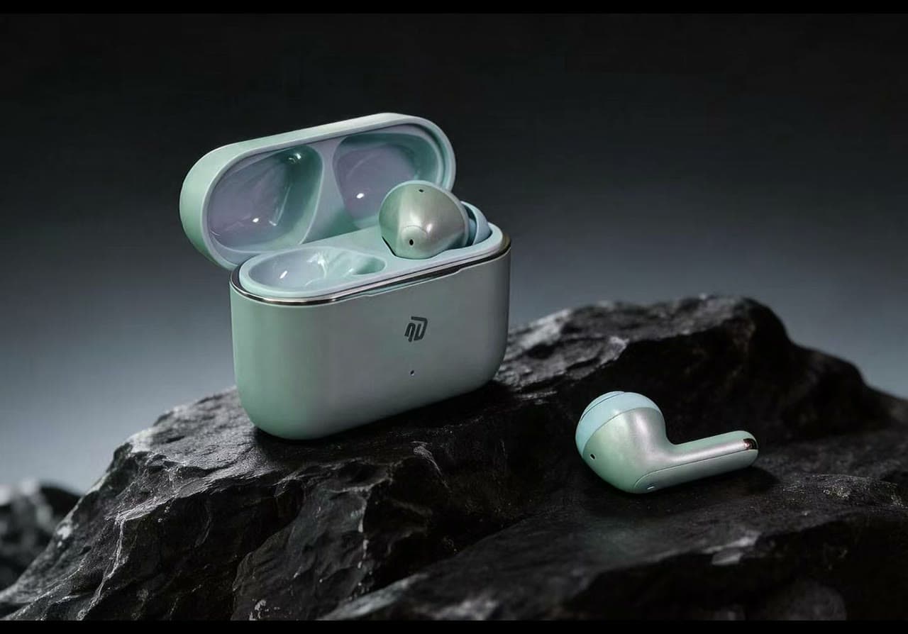 银绿色 A1X 耳机与充电盒